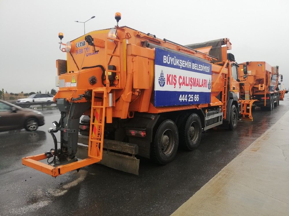 İstanbulda Kar Küreme Araçları Yollara Çıktı