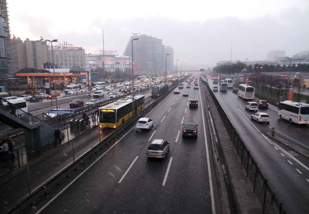 İstanbulda Kar Yağışı Vatandaşları İş Çıkış Saatinde Yakaladı