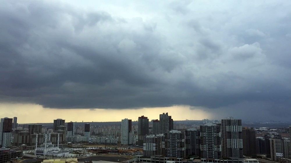 İstanbulda Kara Bulutların Şehre Yağmuru Bıraktığı Anlar Kamerada