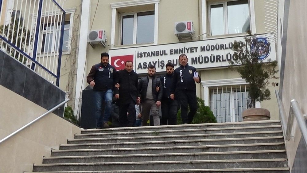 İstanbulda Mahalleliyi 1,5 Milyon Lira Dolandıran Baba Ve Oğulları Yakalandı