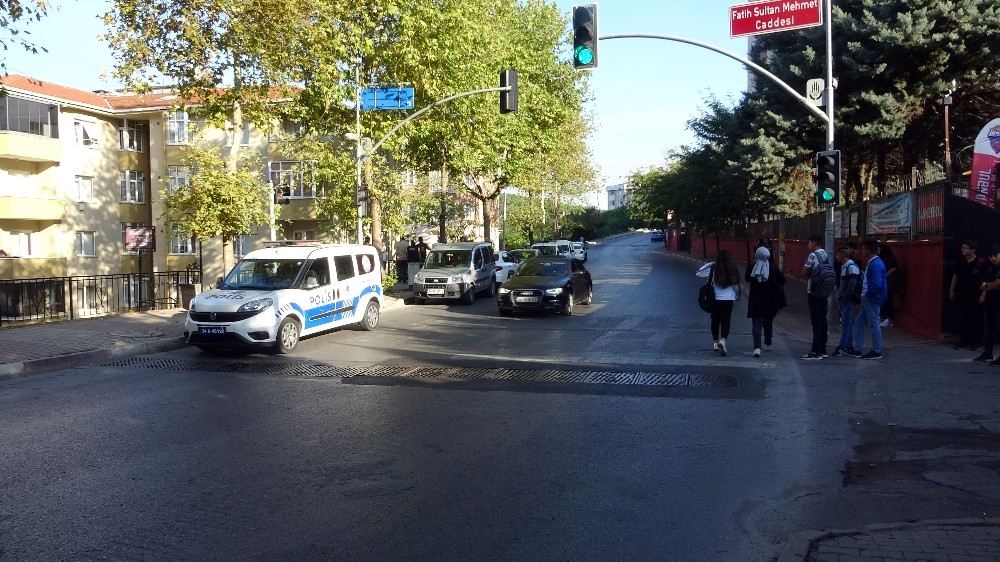 İstanbulda Okul Önleri Ve Parklarda Polisten Sıkı Denetim