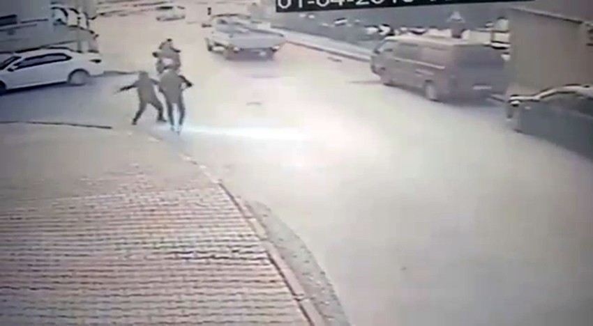 İstanbulda Önüne Gelene Bıçakla Saldıran Şahsın Saldırı Anları Kamerada