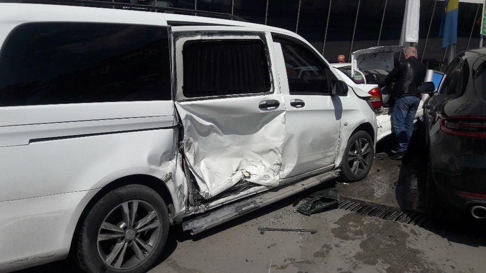İstanbulda Otomobilin Yıkayan Adama Lüks Cip Çarptı: 2 Yaralı
