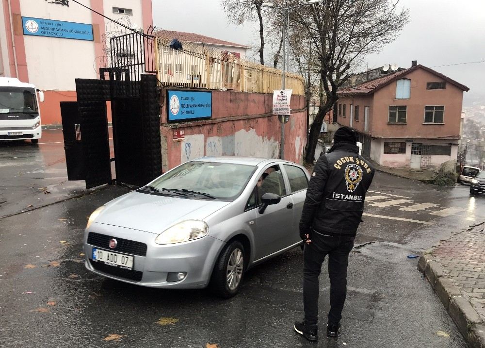 İstanbulda Polis ?Huzurlu Park Ve Okul Önleri? Uygulaması Gerçekleştirdi