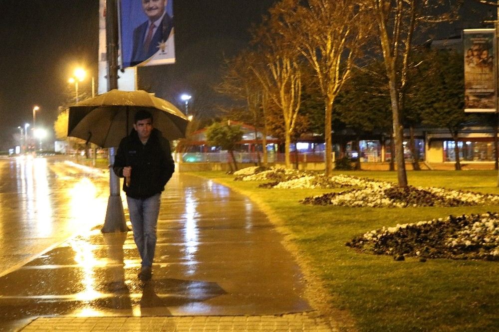 İstanbulda Sağanak Yağış Etkili Oluyor