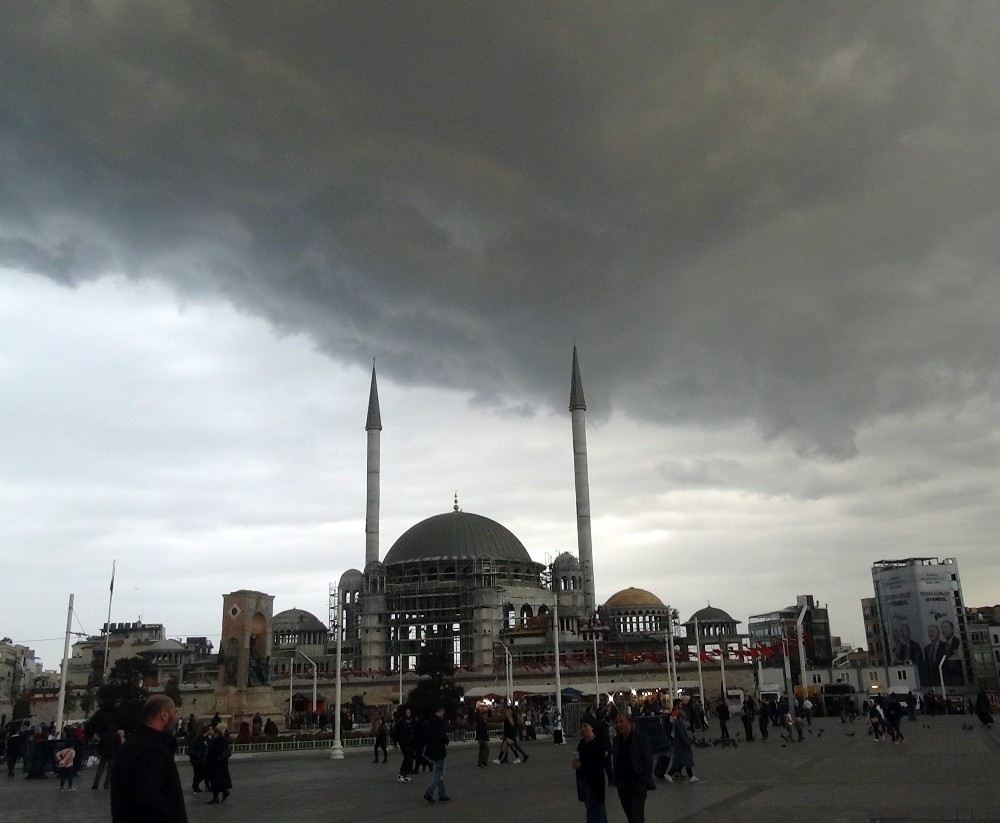 İstanbulda Sağanak Yağış Etkisini Gösterdi