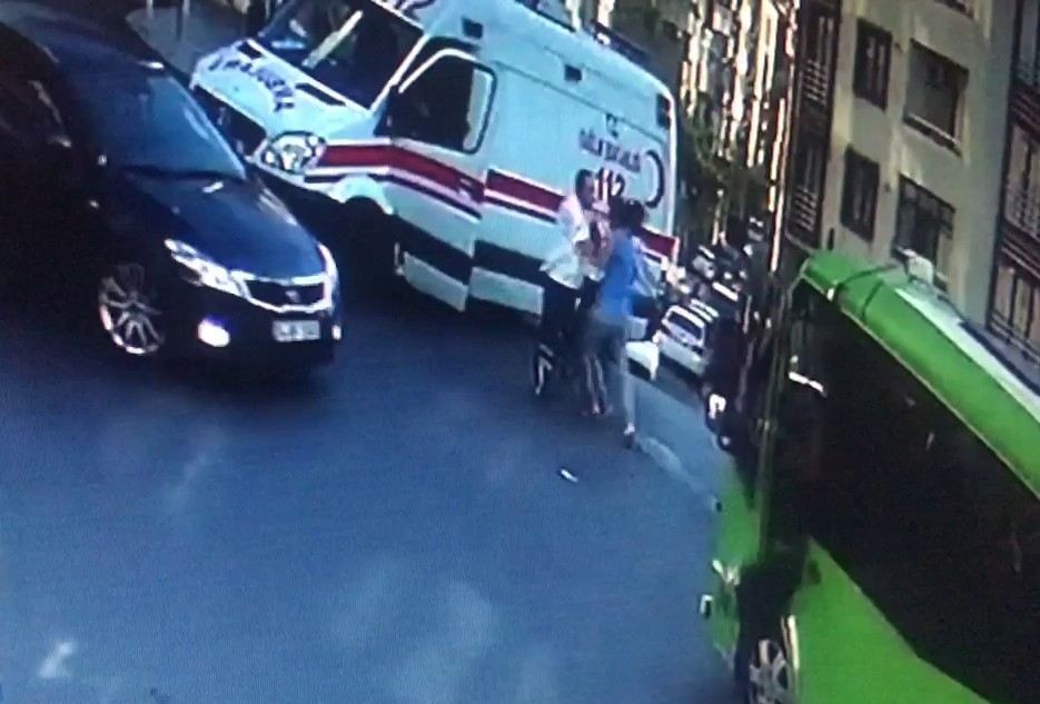 İstanbulda Sağlık Görevlilerine Tekme Ve Tokatlı Saldırı Kamerada