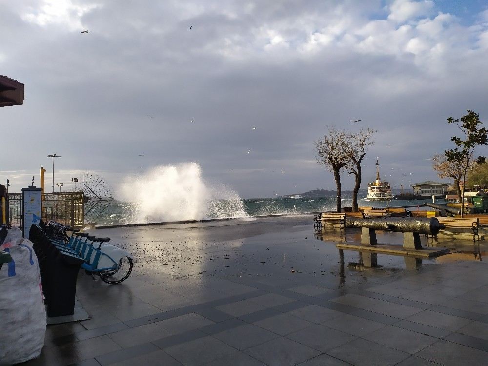 İstanbulda Şiddetli Rüzgar Nedeniyle Bazı Vapur Seferleri İptal Edildi
