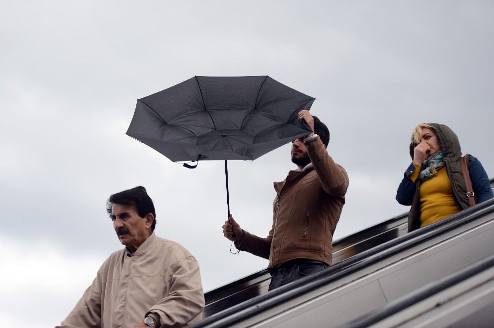 İstanbulda Şiddetli Rüzgar Nedeniyle Şemsiyeler Havada Uçuştu