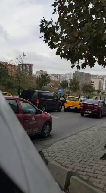 İstanbulda Taksicilerin Uber Sürücülerine Tacizi Kamerada
