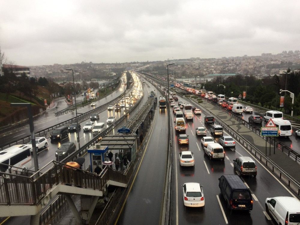 İstanbulda Trafik Durma Noktasına Geldi, Sürücüler Kavgaya Tutuştu