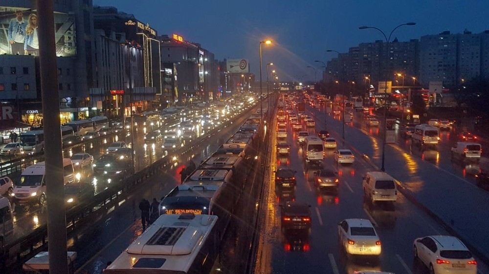 İstanbulda Trafik Durma Noktasına Geldi