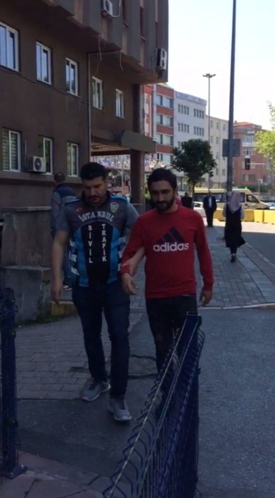 İstanbulda Trafikte Kaputu Açık Seyreden Taksici Yakalandı