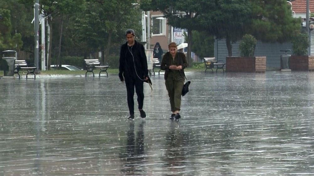 İstanbulda Vatandaşlar Sağanak Yağmura Uyandı