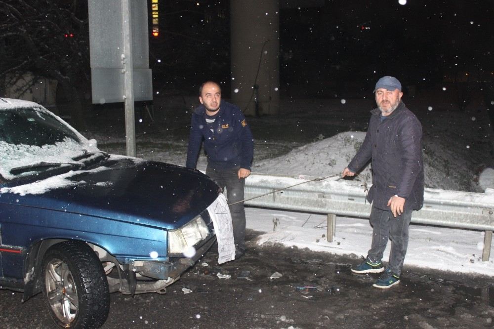 İstanbulda Yağan Kar Sürücülere Zor, Gençlere Eğlenceli Anlar Yaşattı