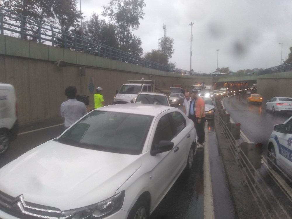 İstanbulda Yağışlı Hava Kazaları Da Beraberinde Getirdi