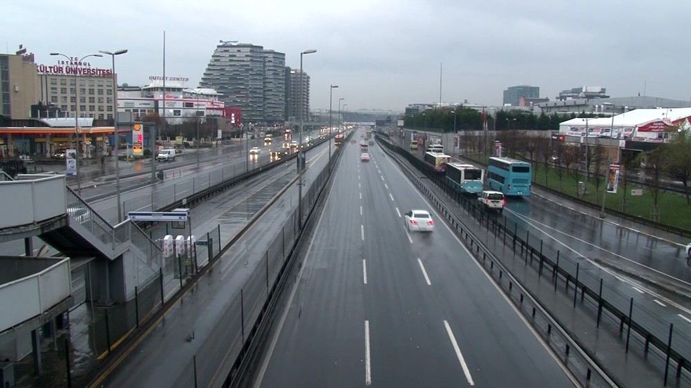 İstanbulda Yeni Yılın İlk Gününde Yollar Boş Kaldı