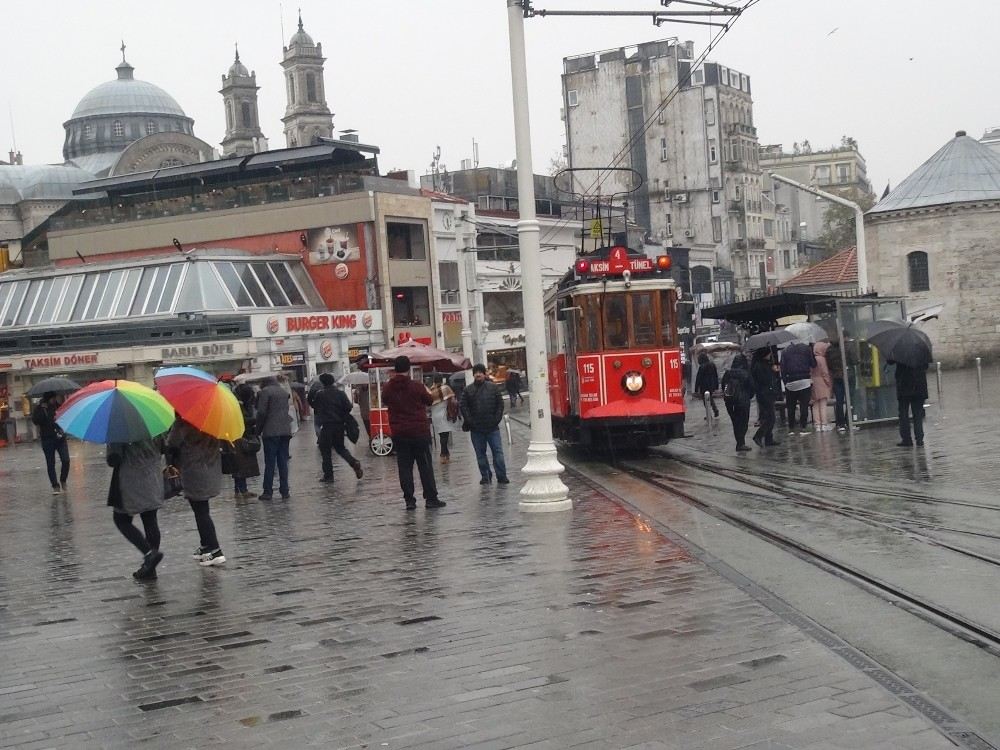 İstanbulda Yoğun Kar Yağışı Sürüyor