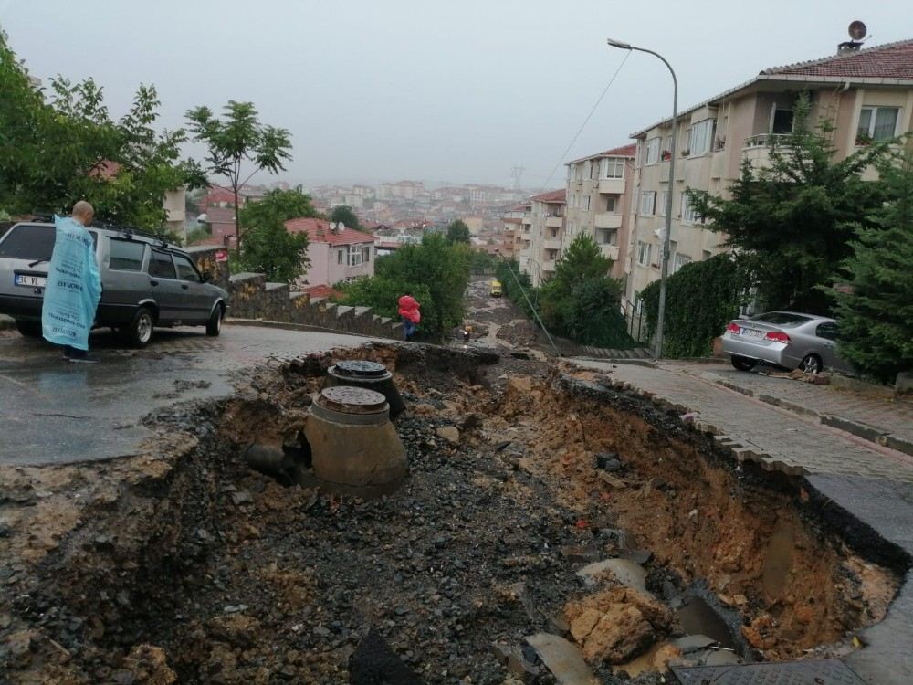 İstanbulda Yoğun Yağış Sonrası Yol Çöktü