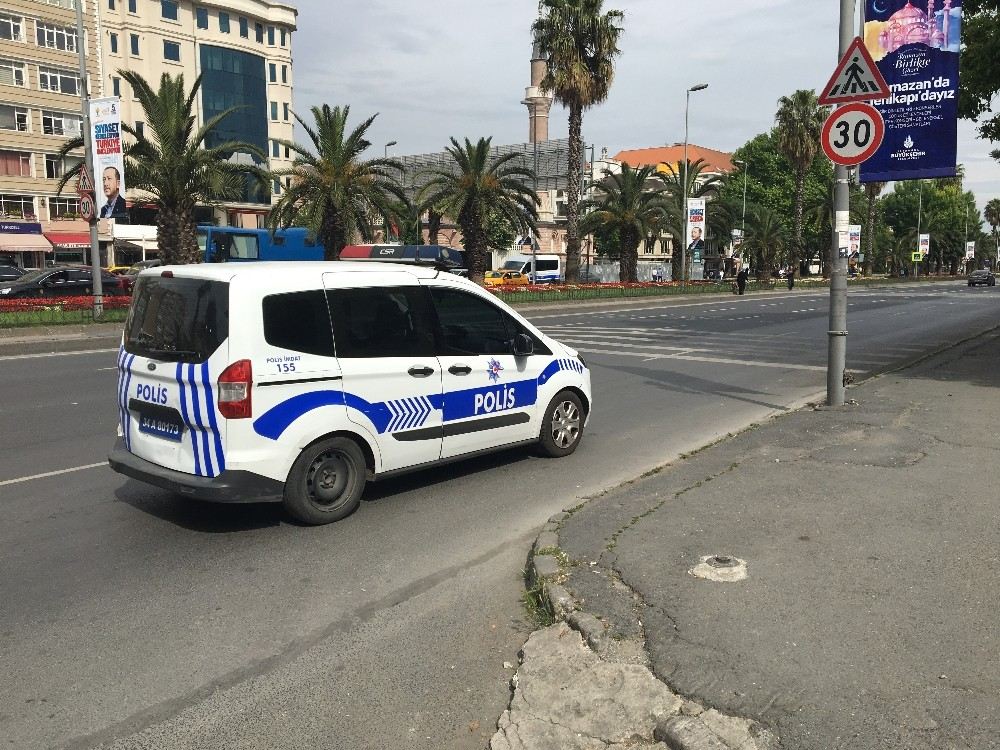 İstanbulda Yola Saçılan Dövizleri Vatandaşlar Topladı