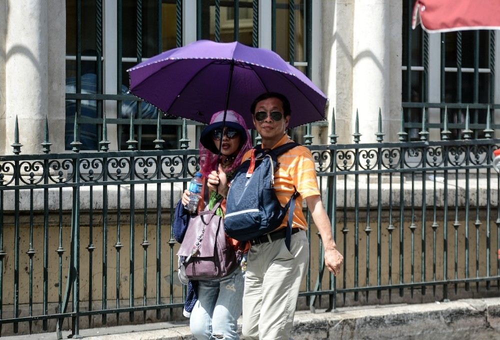İstanbuldaki Sıcaklara Şemsiyeli Önlem