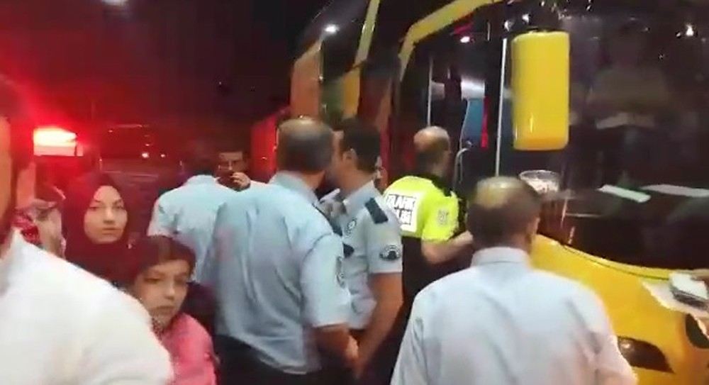 İstanbuldan Trabzona Giden Otobüste Üzerlerine Su Yağan Yolcular Otobüsü Durdurdu