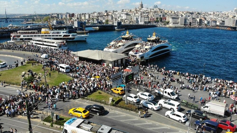 İstanbullular Eminönü İskelesine Akın Etti, Yoğunluk Havadan Görüntülendi