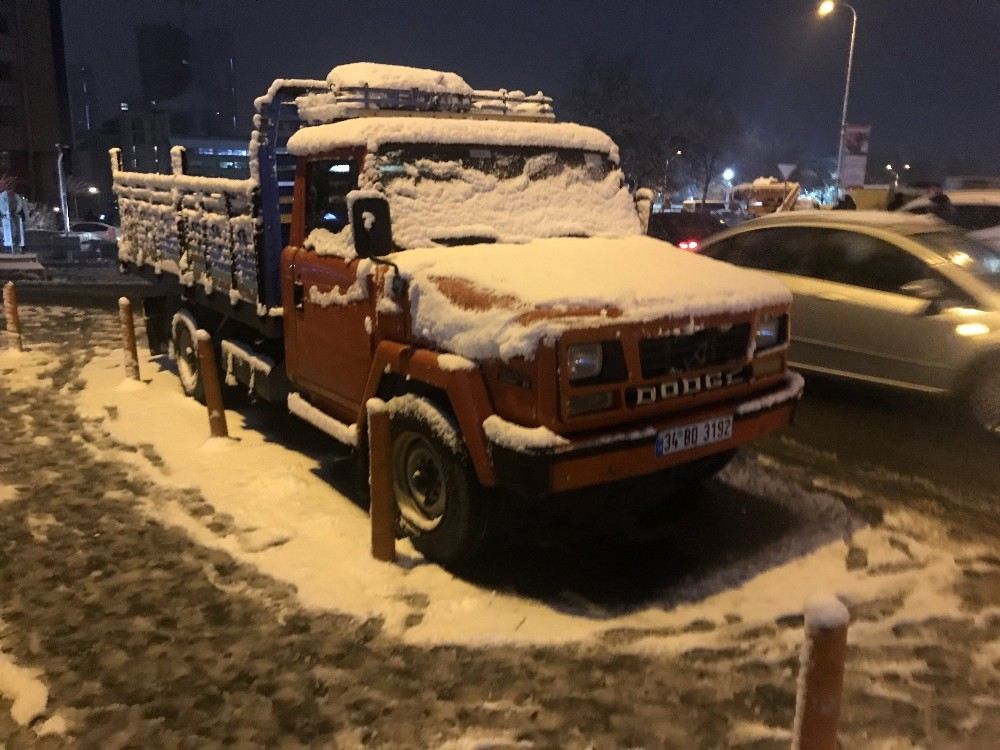 İstanbullular Güne Beyaz Örtü İle Uyandı