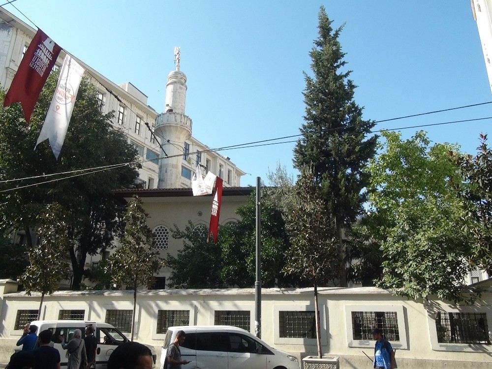 İstanbulun En İşlek Caddesinde Bulunan Cami Bahçesine Diktiği Ağaçlara Gözü Gibi Bakıyor