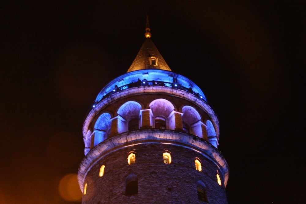 İstanbulun Simgeleri Maviye Büründü