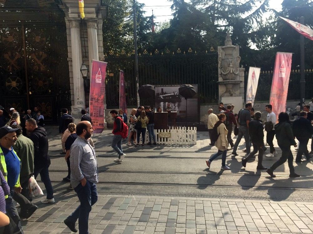 İstiklal Caddesinde Ara Güler Etkinliği