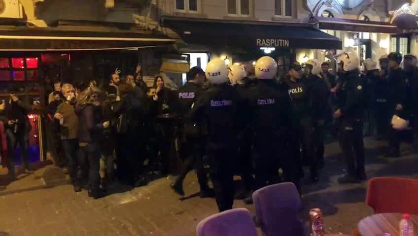 İstiklal Caddesinde Dağılmayan Gruba Polis Müdahalesi