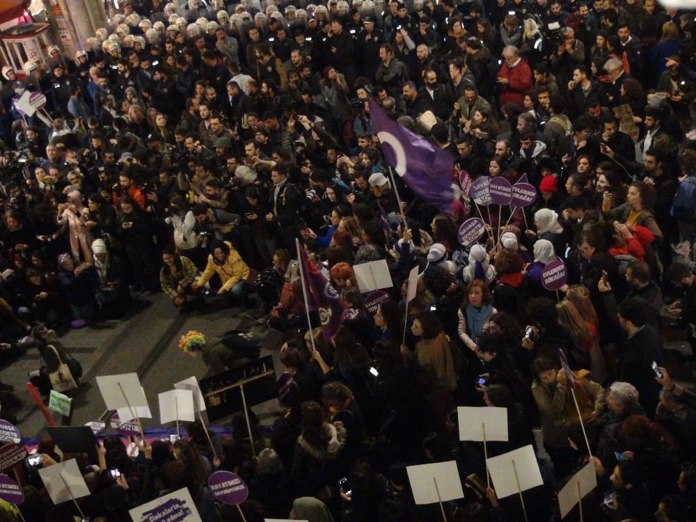 İstiklal Caddesinde İzinsiz Kadın Yürüyüşüne Müdahale