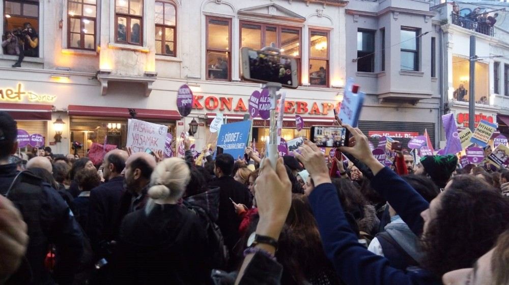 İstiklal Caddesinde Kadına Şiddet Protestosunda Gerginlik