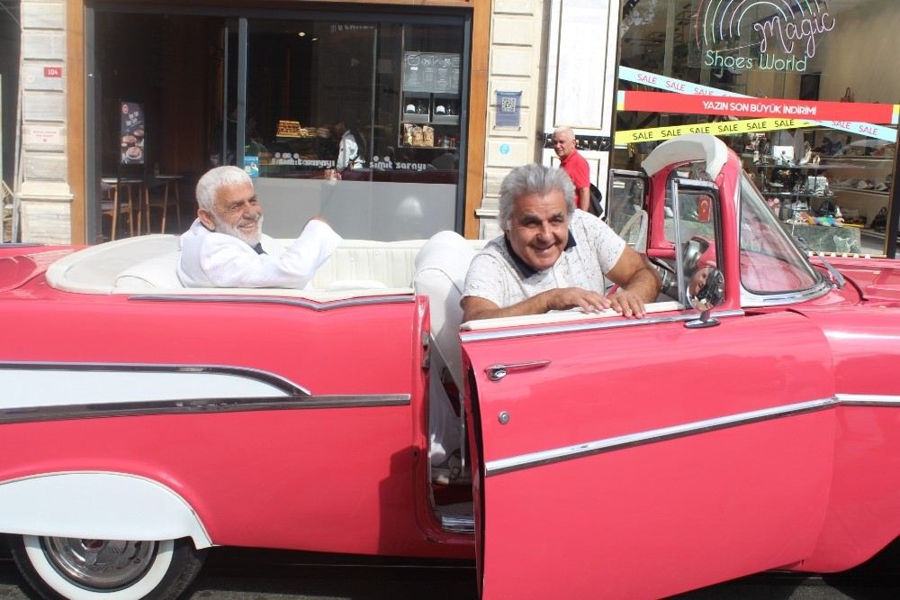 İstiklal Caddesini Rengarenk Klasik Araçlar Süsledi