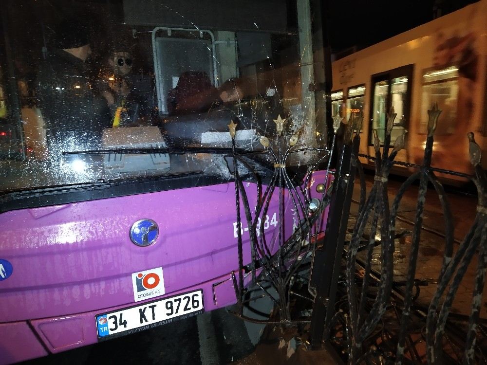 Kabataşta Otobüs Tramvay Bariyerlerine Çarptı