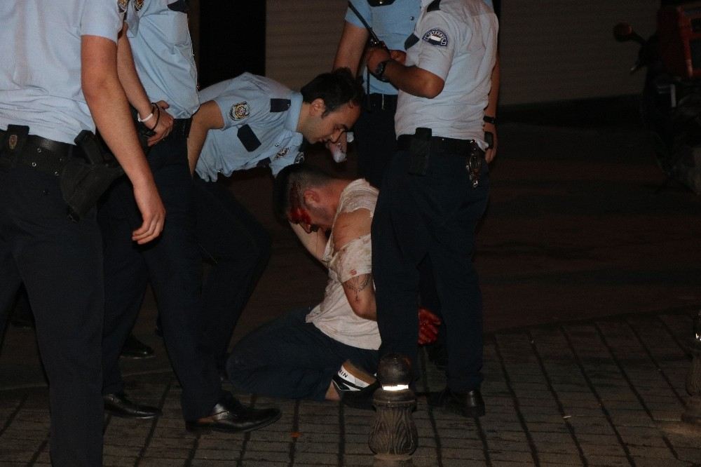 Kadıköy Bıçaklı Kavga 1İ Ağır 2 Yaralı