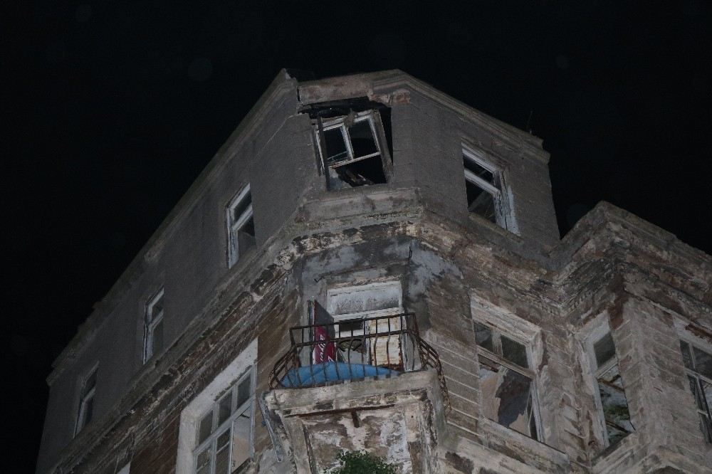 Kadıköyde 200 Yıllık Tarihi Bina Çöktü