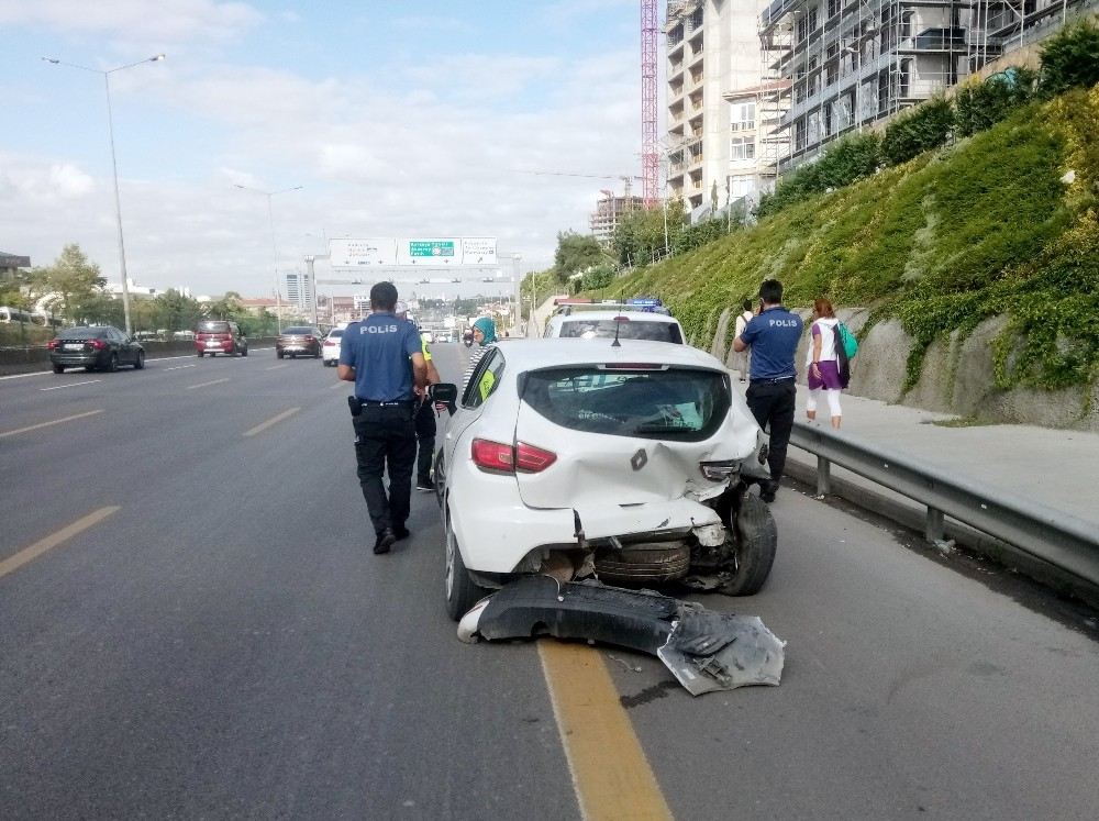 Kadıköyde 3 Otomobil Çarpıştı, Trafik Felç Oldu