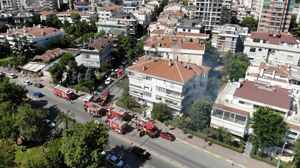 Kadıköyde 4 Katlı Binada Çıkan Yangın Havadan Görüntülendi