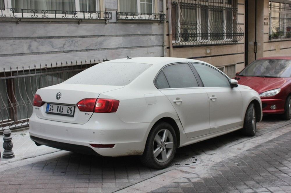 Kadıköyde Akli Dengesi Bozuk, Şahıs Kadın Avukatın Park Halindeki Aracını Ateşe Verdi