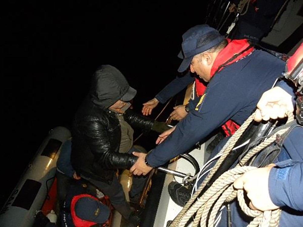 Kadıköyde Karaya Oturan Teknede Mahsur Kalanları Sahil Güvenlik Kurtardı