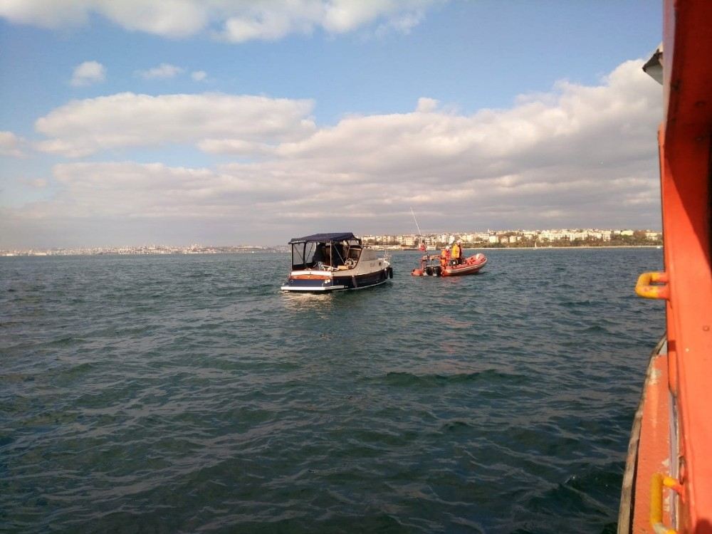 Kadıköyde Kayalıklara Çarpan Tekne Batma Tehlikesi Geçirdi