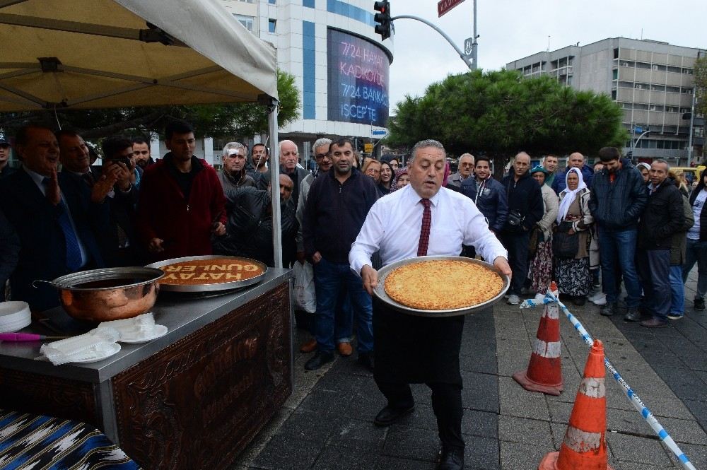 Kadıköyde Künefe İkramı Uzun Kuyruklar Oluşturdu