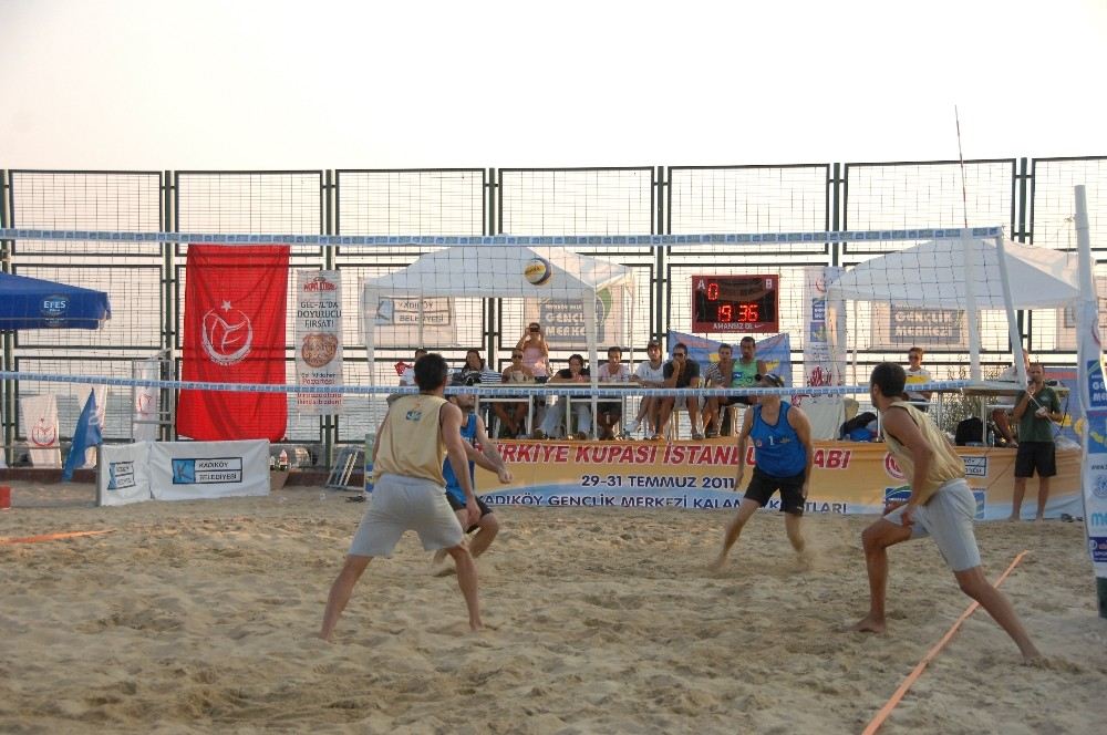 Kadıköyde Plaj Voleybolu Turnuvasında Gençler Ve Ustalar Bir Arada