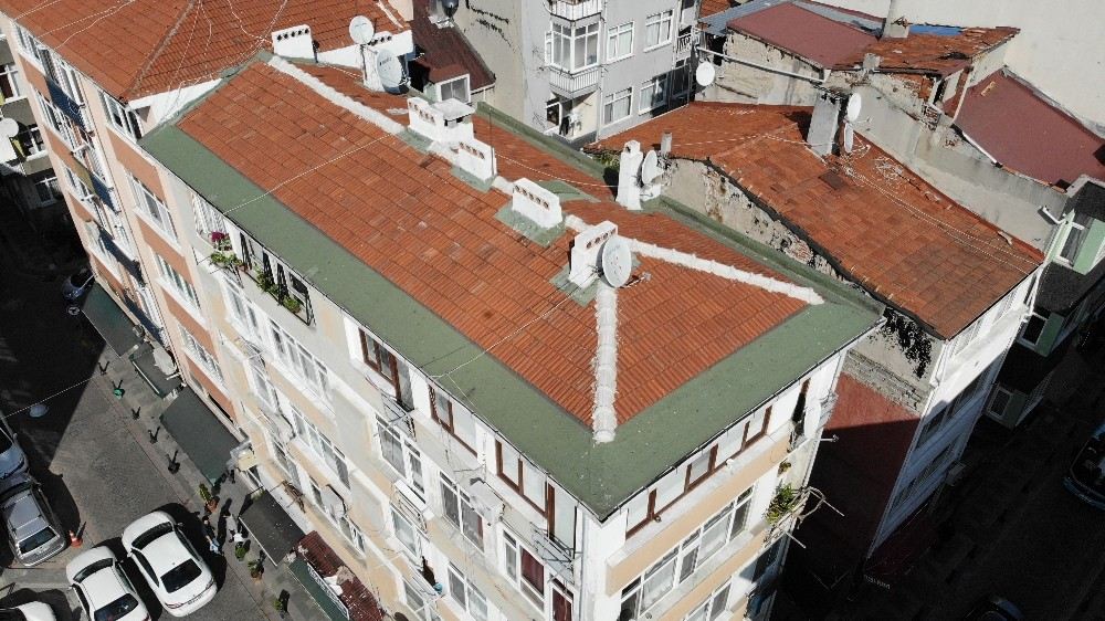 Kadıköyde Riskli Olduğu Gerekçesiyle Boşaltılan 5 Katlı Bina Havadan Görüntülendi