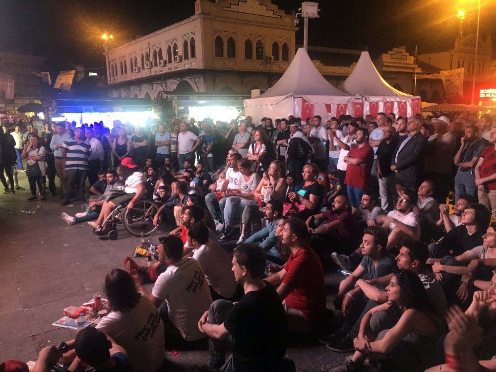 Kadıköyde Tarihi Ortak Yayın Dev Ekranlardan İzlendi