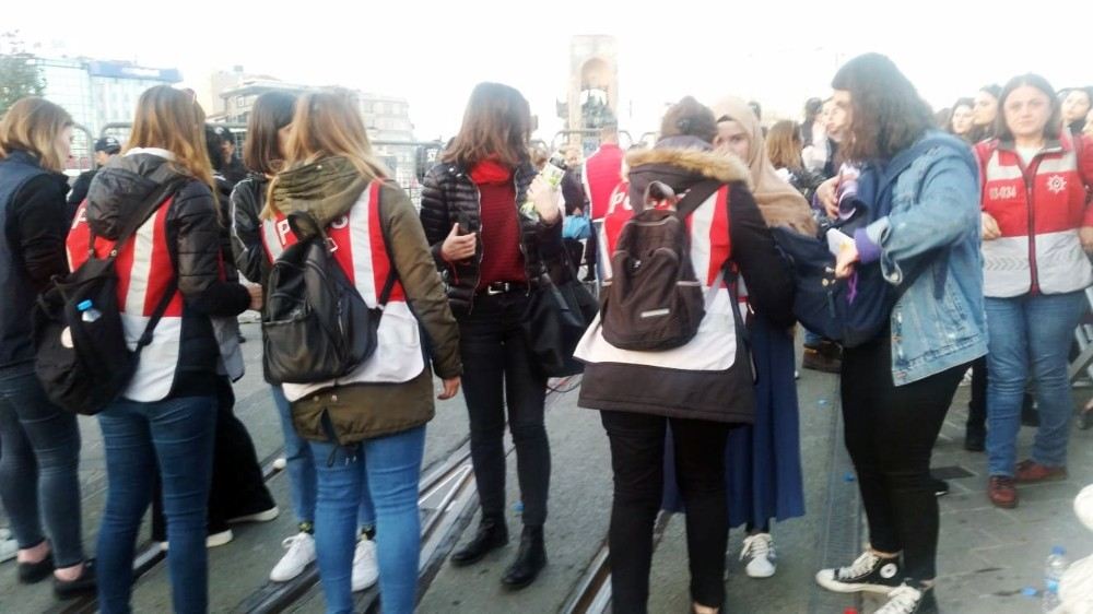 Kadınlar İstiklal Caddesine Alınmaya Başladı