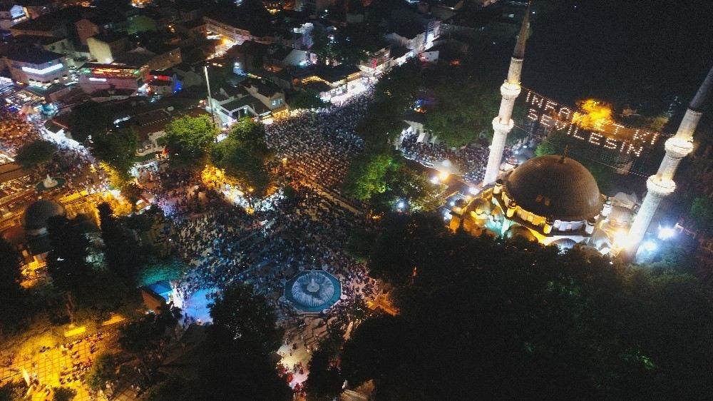 Kadir Gecesinde Vatandaşlar Teravih Namazı İçin Eyüpsultana Akın Etti