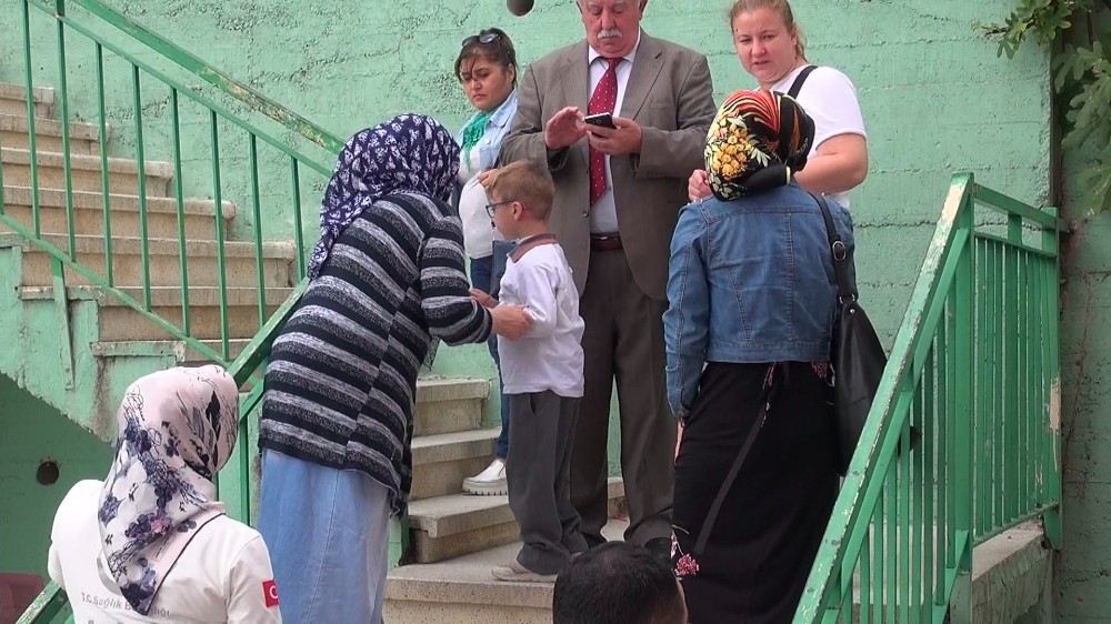 Kafası Okul Merdivenlerinin Korkuluklarına Sıkışan Öğrenciyi İtfaiye Kurtardı